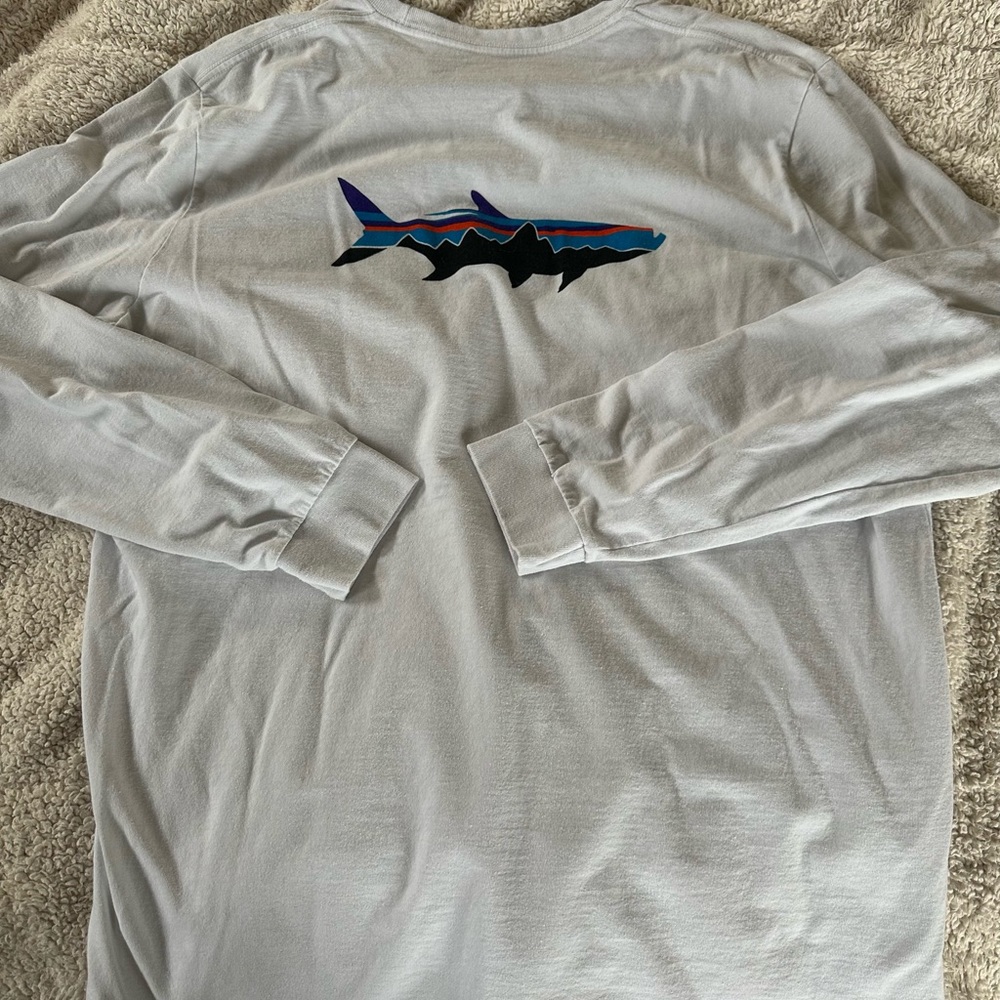 XL Patagonia Resposibili-tee. Reg fit. White/light gray.